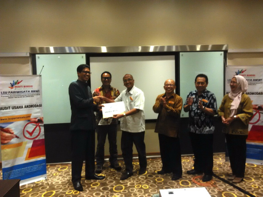 I Nengah S, EAM Hotel Novotel Yogyakarta menerima Laporan Hasil Audit LSU Pariwisata BMWI yang disampaikan Wakil Manajemen LSU Dedy Pranowo E