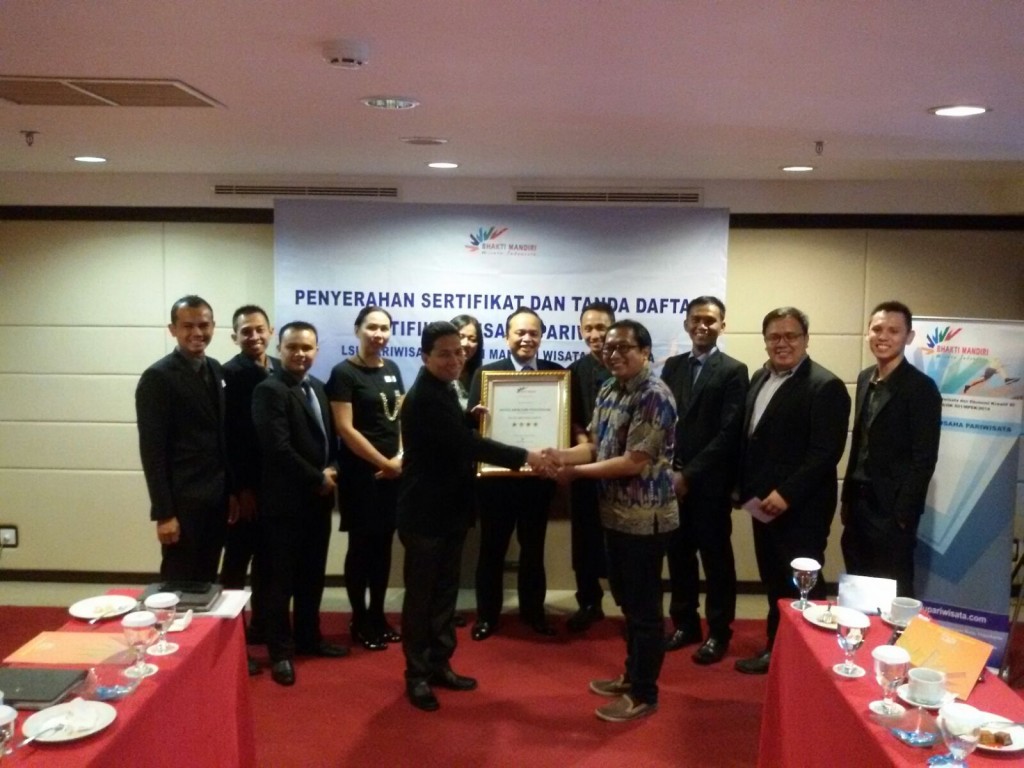 penyerahan sertifikat bintang 4 mercure pontianak diterima oleh GM Subakir