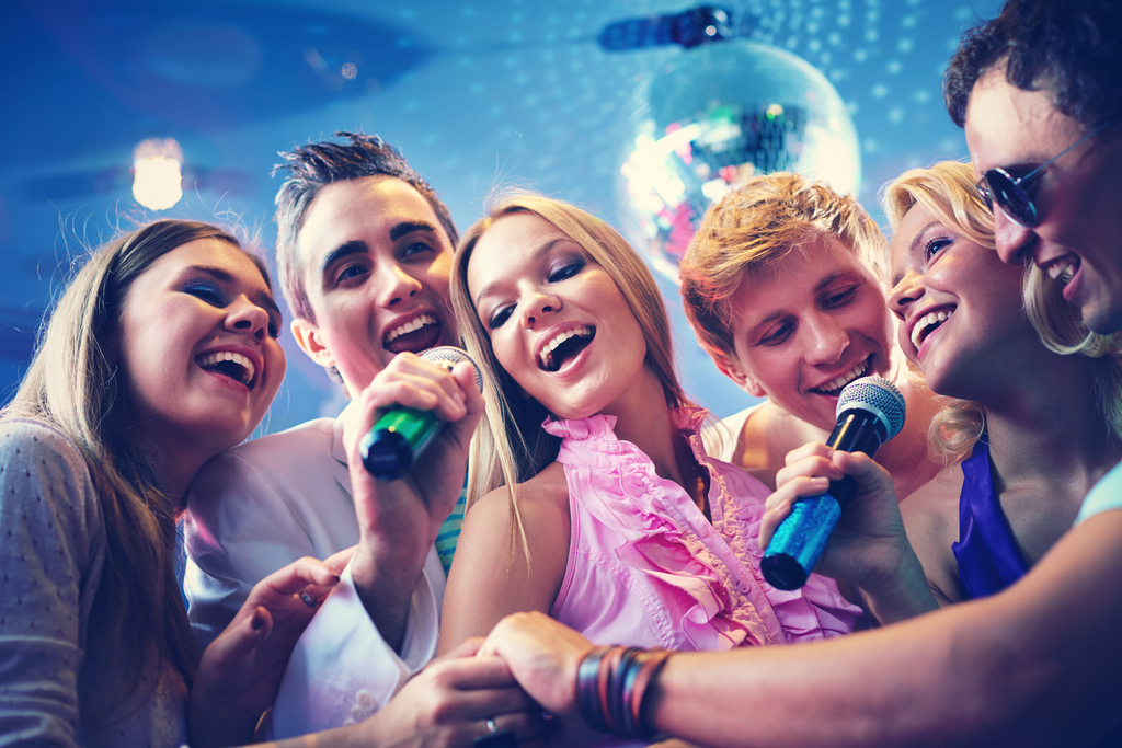 10 Jenis Pengunjung Karaoke yang Sering Ditemui