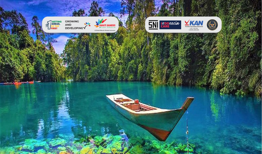 Pemandangan Danau Labuan Cermin dengan air yang jernih dan latar belakang pepohonan.