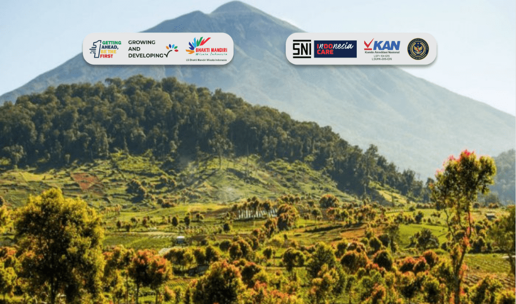 Pemandangan di Taman Nasional Kerinci Seblat dengan latar belakang Gunung Kerinci.