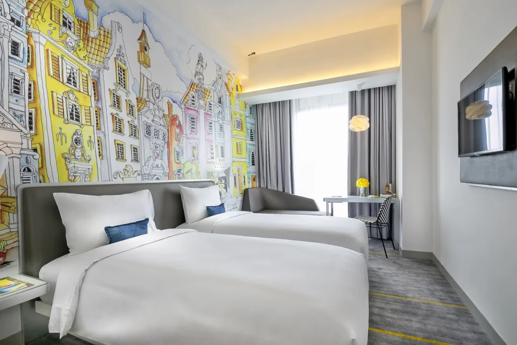 Yello Hotel Harmoni – Seru, Modern, dan Budget-Friendly