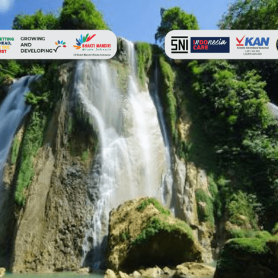 Pemandangan Curug Cikaso di Sukabumi dengan tiga aliran air terjun.