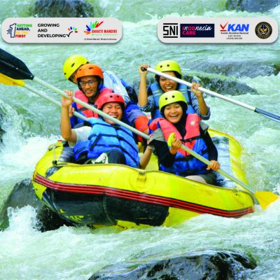 Menggunakan Kacamata Saat Berarung Jeram