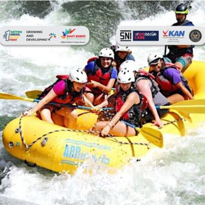 Menjaga Kebersihan Arung Jeram